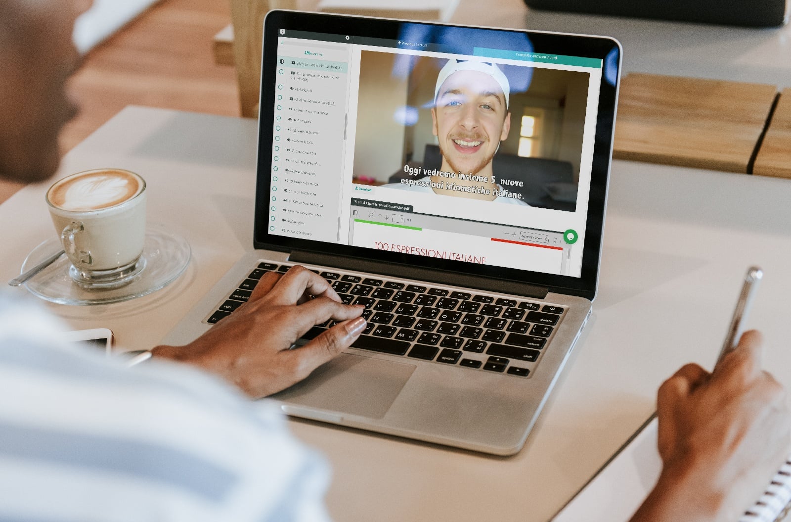 Video-lezione di Alessio mostrata su un laptop
